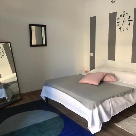 Monolocale Arredato Con Una Camera Apartment Parma Luaran gambar
