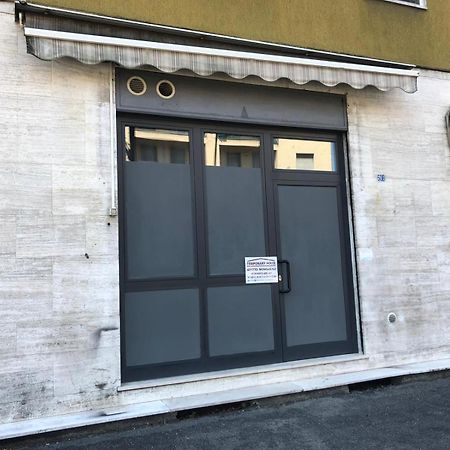 Monolocale Arredato Con Una Camera Apartment Parma Luaran gambar