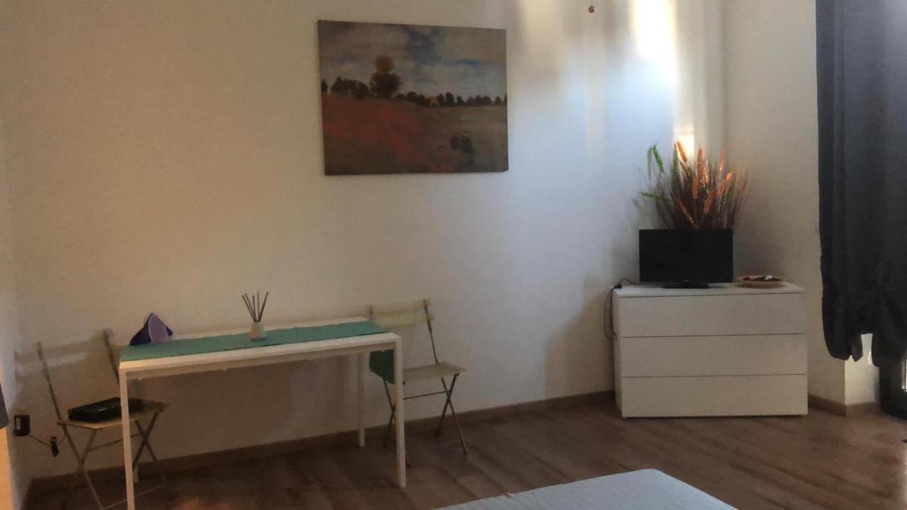 Monolocale Arredato Con Una Camera Apartment Parma Luaran gambar
