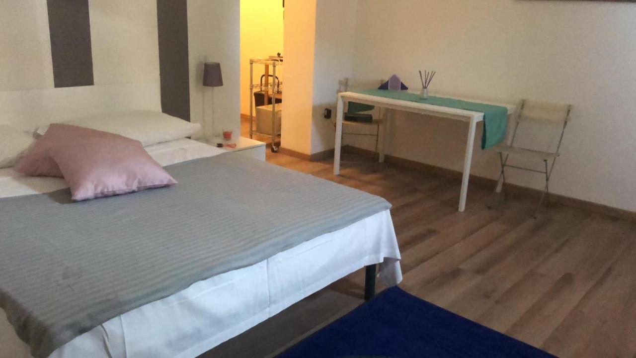 Monolocale Arredato Con Una Camera Apartment Parma Luaran gambar