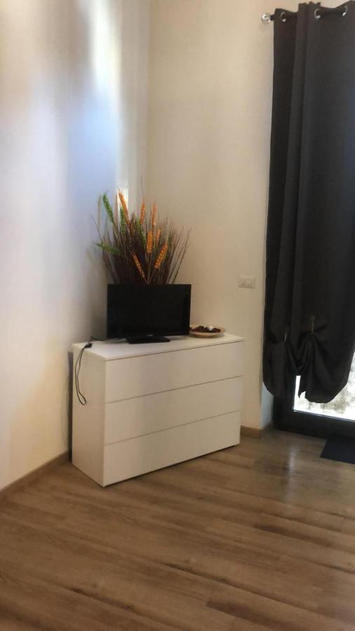 Monolocale Arredato Con Una Camera Apartment Parma Luaran gambar