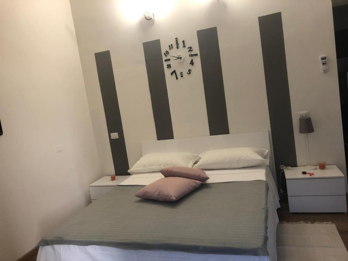 Monolocale Arredato Con Una Camera Apartment Parma Luaran gambar