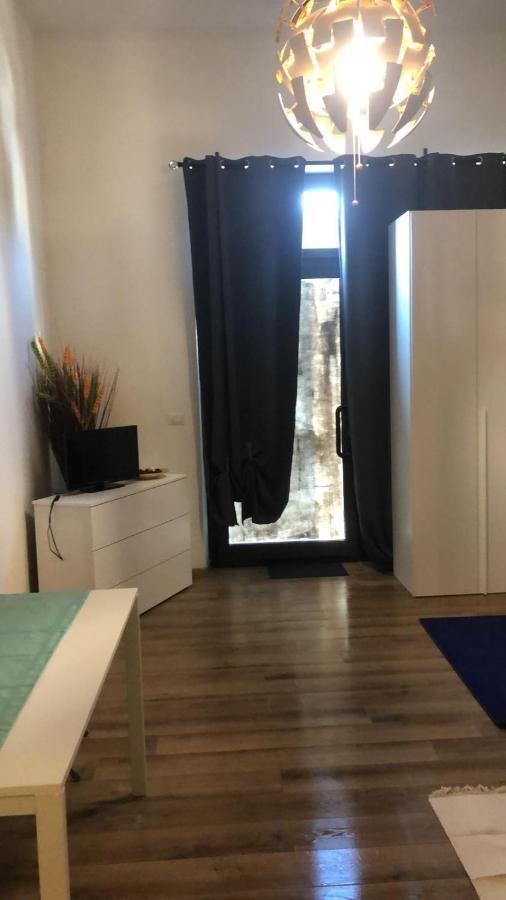Monolocale Arredato Con Una Camera Apartment Parma Luaran gambar