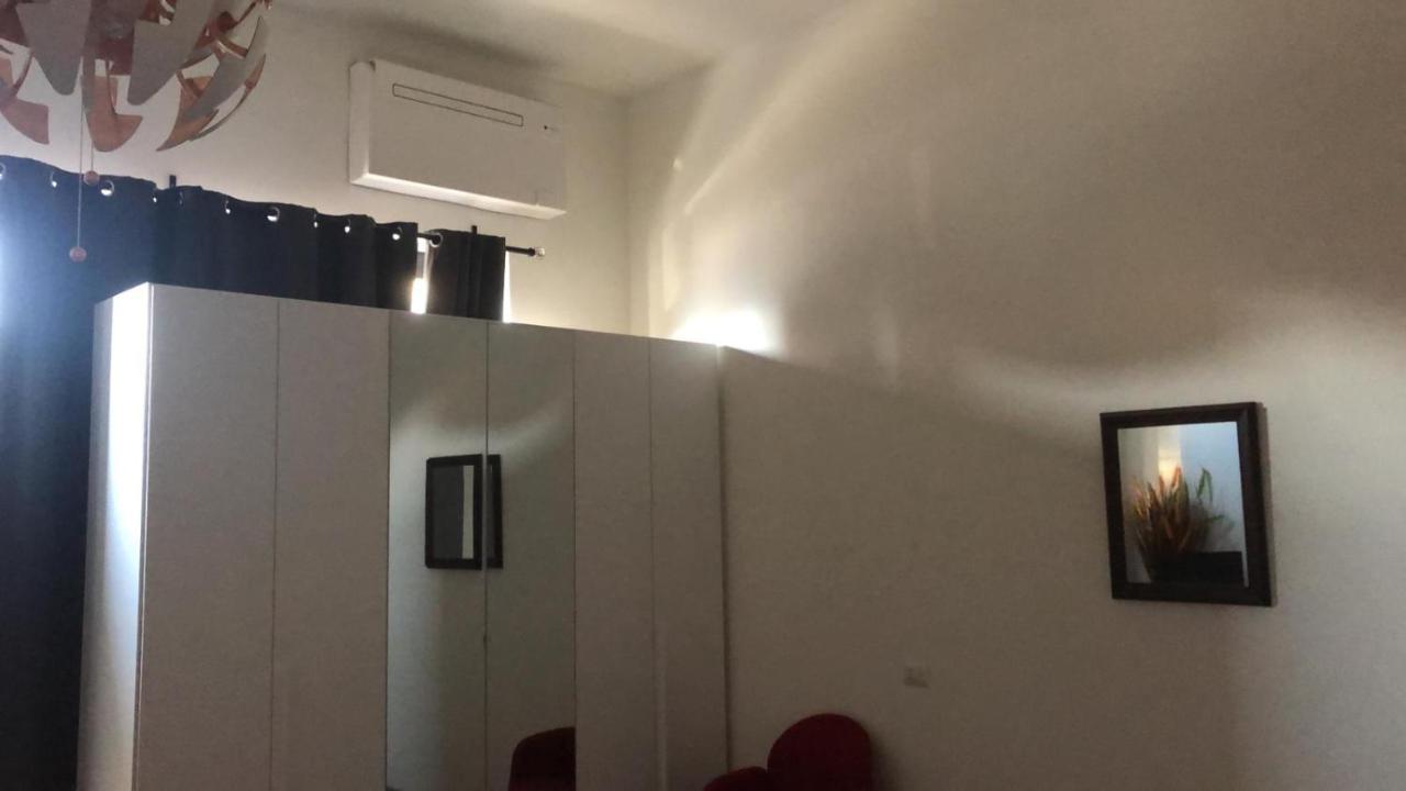 Monolocale Arredato Con Una Camera Apartment Parma Luaran gambar
