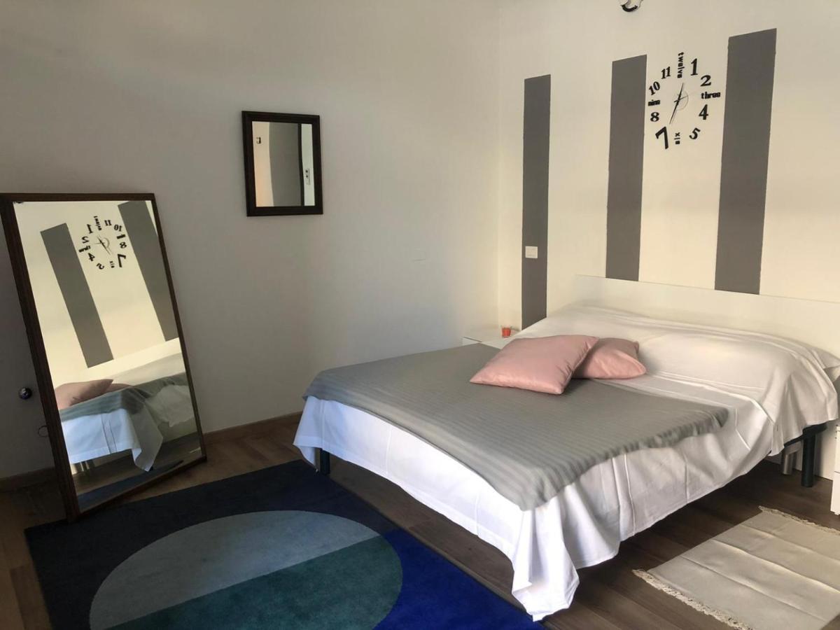 Monolocale Arredato Con Una Camera Apartment Parma Luaran gambar