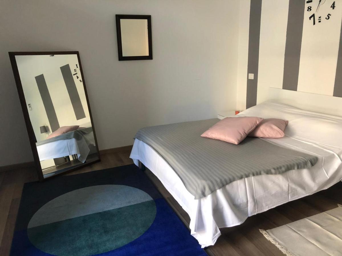 Monolocale Arredato Con Una Camera Apartment Parma Luaran gambar